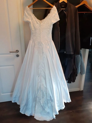 Wunderschönes Brautkleid mit Stickerei und Perlen