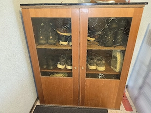 Schrank mit Glastüren