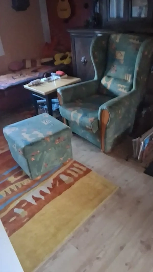 Gemütlicher Sessel mit Hocker