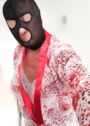 Extrem devoter DW-Nylon-Sklave sucht neue private Herrin 