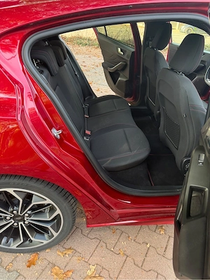 Ford Focus St-Line zu verkaufen Bild 7