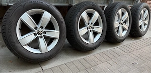 WV tiguan original Alufelgen auf 215 65 17 Zoll Winterreifen  