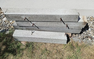 Verkaufe 5 Granitsäulen mit Pyramidendach