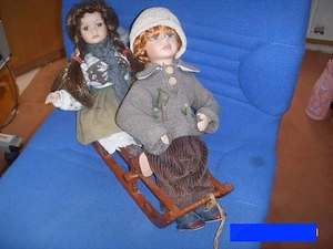 Puppen,"Junge + Mädchen",auf dem Schlitten,aus Sammlung