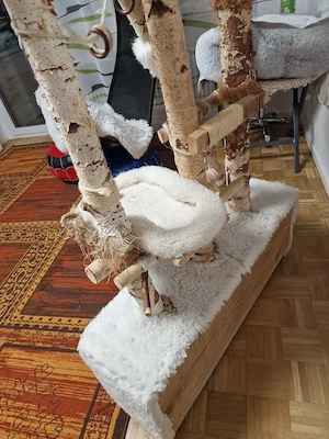 Großer Kratzbaum aus Birkenholz mit Kuschelbetten Bild 3