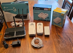 WLAN Router und Powerline Extender Set für komplette WLAN Ausleuchtung über Stromleitungen