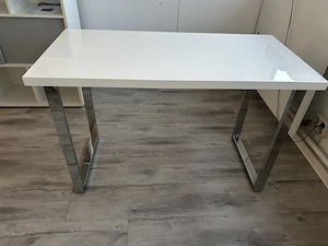 Weißer Hochglanztisch mit Chromfüssen