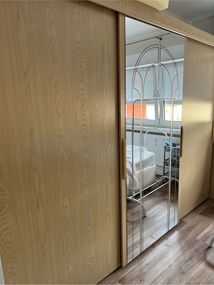 Schöner Schlafzimmerschrank   Wie Neu   Schwebetüren