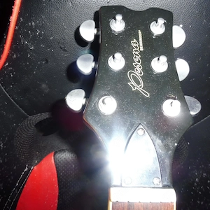 E-Gitarre von Behringer Les paul Style. Die Brücke und der Steg sind da. Tonabnehmer fehlen. Bild 2