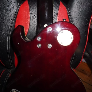 E-Gitarre von Behringer Les paul Style. Die Brücke und der Steg sind da. Tonabnehmer fehlen. Bild 3