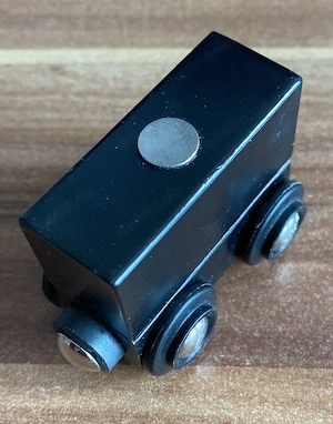 Brio-Anhänger mit schwarzem Container