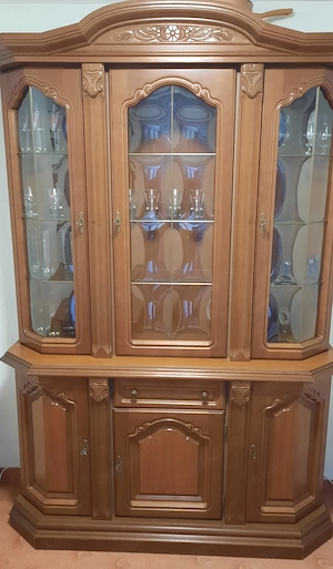 Klassischer Vitrinen Schrank aus Holz mit Glasfront