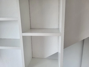 Weißes Wandregal mit mehreren Fächern   modern & praktisch
