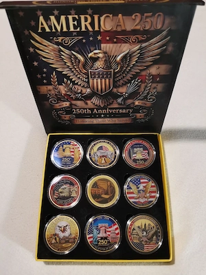 USA - Gedenkmünzen - Set 2026 "America 250", 9 Farbmünzen in schöner Box