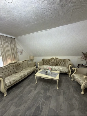 Elegantes Wohnzimmer-Set: 2 Sofas, Sessel & Tisch