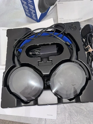 Sony PlayStation 5 Pro (PS5 Pro) 2TB Konsole - originalverpackt - mit Headset.