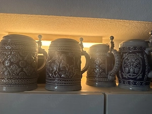 Große Sammlung Bierkrüge   Steinkrüge mit Zinndeckel   verschiedene Motive