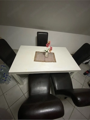 Tisch mit Stühlen