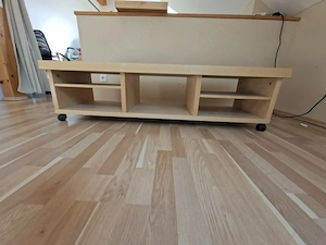 Phonoregal auf Rollen