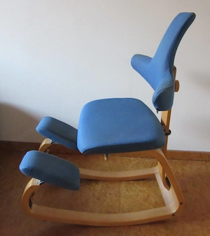 Original Stokke "Thatsit" Kniestuhl mit Lehne (blau)