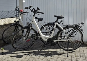 Zwei Kettler Pedelecs mit Andersen Shopper