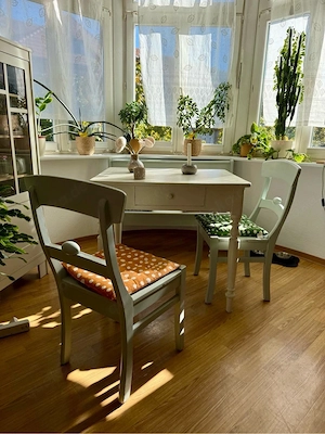 Schöne Essgruppe Holztisch mit zwei Stühlen, Bank und Vitrine