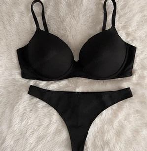 Gebrauchte getragene stinkende Unterwäsche Set BH und Tanga schwarz