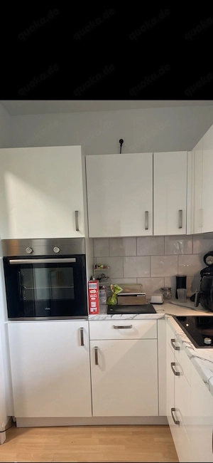 Moderne Einbauküche, weiß hochglanz mit Geräten