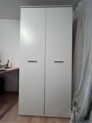 Großer weißer Schrank