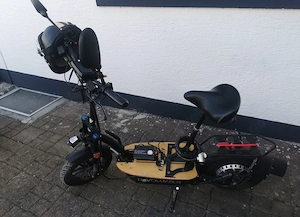 E-Scooter mit Sitz und Gepäckträger 