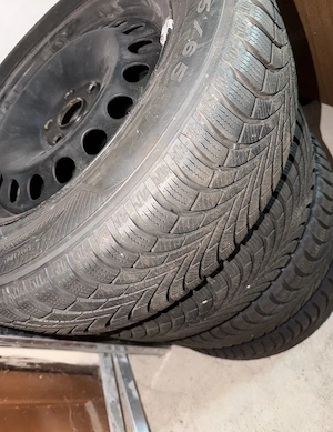 4 Winterreifen auf Stahlfelgen 215 65 R17