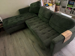 Couch mit dunkelgrünen Cord Bezug