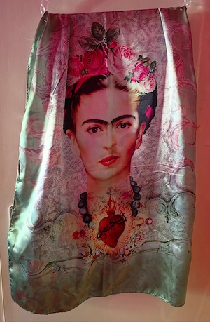 Schönes Frida Kahlo Tuch   30 % Seide und 70 % Viskose