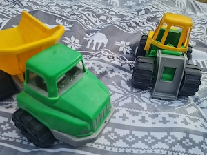 3 Spielzeug-Baustellenfahrzeuge: Bagger, Traktor, Kipper