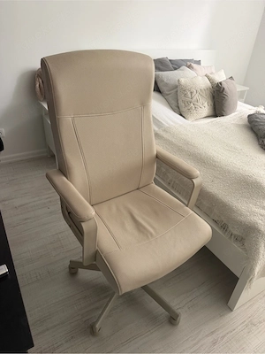 Bürostuhl auf Rädern, Beige
