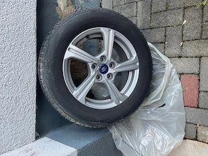 4 Winterreifen mit Alufelgen diese waren auf einem Ford Puma montiert