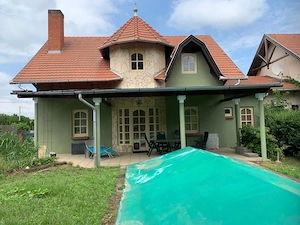Haus mit Pool auf der Südseite des Balatons (Plattensee) bei Balatonboglár, Ungarn
