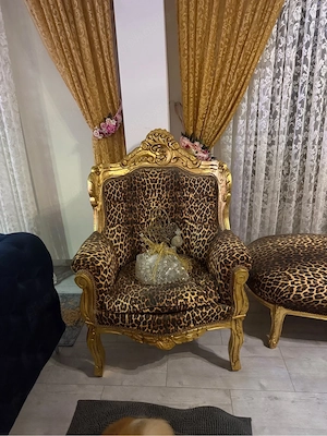 Prunkvoller Sessel in Gold mit Leopardenmuster