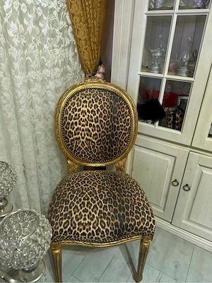 Stuhl mit goldenem Rahmen und Leopardenmuster