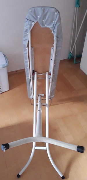 gut erhaltenes Bügelbrett