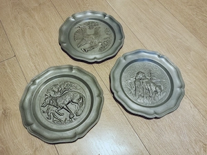 3x gleichgroße Wandteller Zierteller aus Zinn mit Jagdmotiven 954 gr.