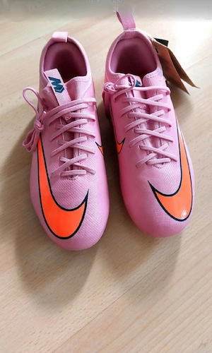 Fußballschuhe in Rosa. Gr 38