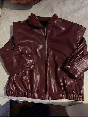 dunkel rote lederjacke
