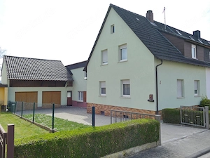 Doppelhaushälfte mit Ausbaupotenzial in bevorzugter Lage   mit Garten & Doppelgarage