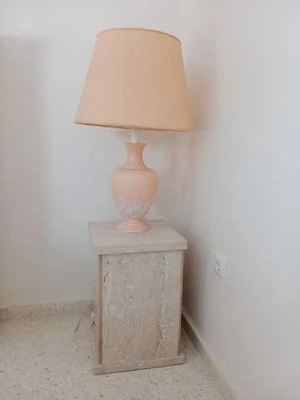 Lampe mit Marmortisch.