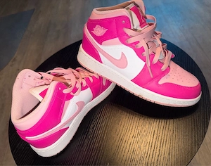 Nike  Air Jordan 1 Mid GS "Fierce Pink" FD8780-116).