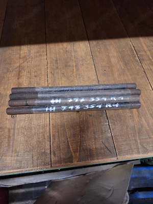 4 IHC Zylinder Kopf Stehbolzen 