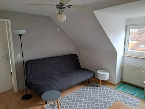 Kleine, möblierte und komfortable 2-Zimmer-Wohnung im Dachgeschoss 