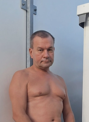 darf ich Dir nackt dienen?