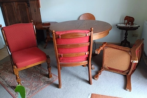 3 schwere Massivholz-Polsterstühle, Eiche rustikal, rotes Polster
